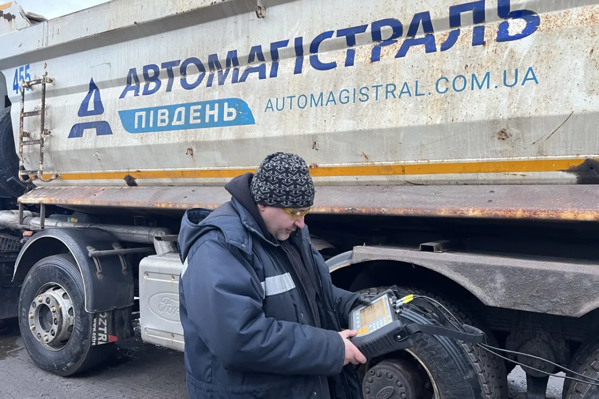 1. Діагностика та ремонт гідравлічної системи комбінованої дорожньої машини До компанії «ГІДРО-ГІД» звернулися фахівці дорожньо-будівельної компанії «АВТОМАГІСТРАЛЬ-ПІВДЕНЬ» з проблемою некоректної роботи гідравлічної системи комбінованої дорожньої машини. Під час експлуатації техніки виникала ситуація, коли на початку роботи гідравлічна система функціонувала нормально, але після певного часу роботи масло починало перегріватися, система втрачала працездатність і з’являлися помилки управління. До звернення в